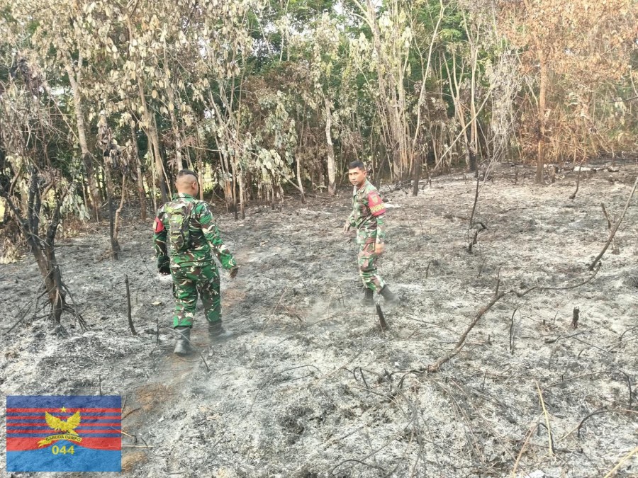 Babinsa Koramil 406-09/Terawas Patroli Karhutla, Pastikan Api Padam di Desa Srimulyo