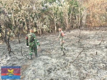 Babinsa Koramil 406-09/Terawas Patroli Karhutla, Pastikan Api Padam di Desa Srimulyo