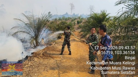 Cegah Karhutla, Babinsa Koramil 406-05/Muara Kelingi Gerak Cepat Padamkan Api di Lahan Warga Desa Binjai
