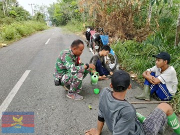 Babinsa Koramil 406-09/Terawas Laksanakan Komsos Bersama Warga, Cegah Karhutla