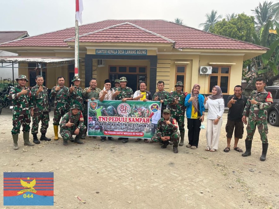SAMBUT HUT TNI KE-81, BABINSA KORAMIL 406-03/RUPIT GELAR KARYA BAKTI BERSIHKAN BANTARAN SUNGAI RUPIT