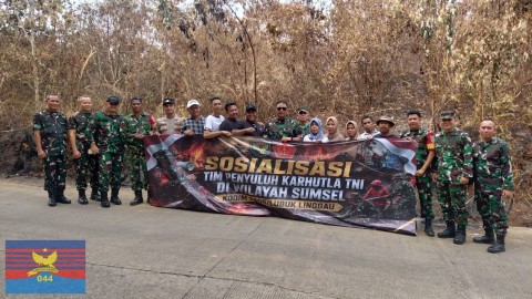 TIM SOSIALISASI KARHUTLA MABES TNI GELAR PENYULUHAN DAN TINJAU TITIK HOTSPOT DI LUBUK LINGGAU