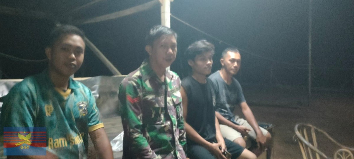 Babinsa Koramil 406-05/Muara Kelingi Patroli Siskamling, Wujudkan Keamanan dan Ketertiban di Desa Gunung Kembang
