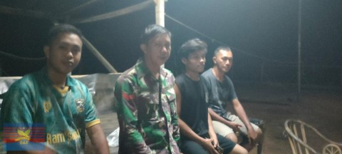 Babinsa Koramil 406-05/Muara Kelingi Patroli Siskamling, Wujudkan Keamanan dan Ketertiban di Desa Gunung Kembang