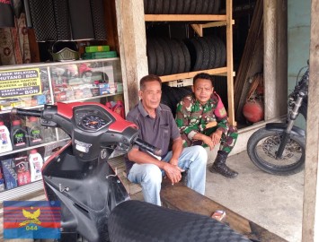 Babinsa Koramil 406-03/Rupit Laksanakan Komsos, Bahas Keamanan dan Ketertiban di Desa Muara Batang Empu