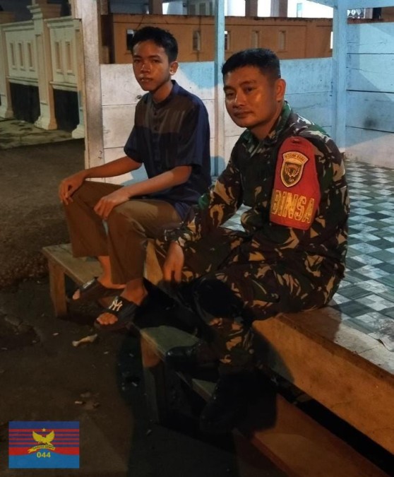 Babinsa Koramil 406-05/Muara Kelingi Aktif Patroli Siskamling, Jaga Stabilitas Keamanan di Desa Jaya Tunggal