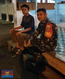 Babinsa Koramil 406-05/Muara Kelingi Aktif Patroli Siskamling, Jaga Stabilitas Keamanan di Desa Jaya Tunggal