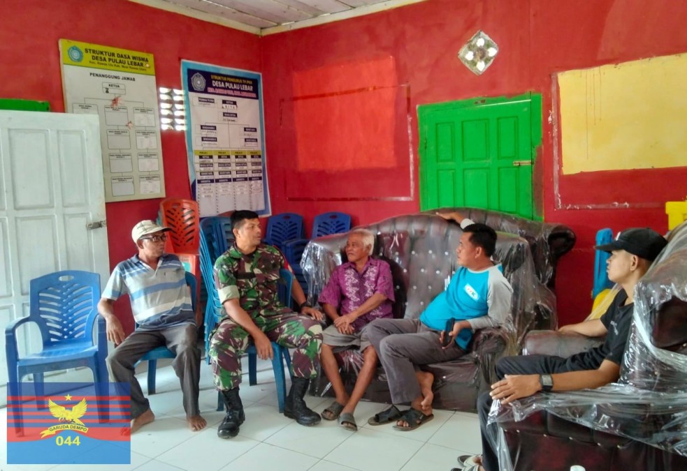 Babinsa Koramil 406-01/Rawas Ulu Ajak Masyarakat Jaga Kebersihan Lingkungan di Desa Lubuk Kemang
