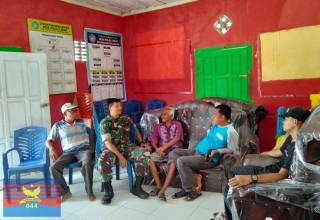 Babinsa Koramil 406-01/Rawas Ulu Ajak Masyarakat Jaga Kebersihan Lingkungan di Desa Lubuk Kemang