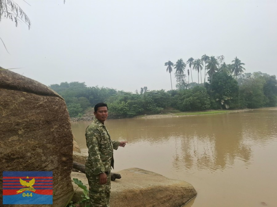 Babinsa Koramil 406-01/Rawas Ulu Pantau Lokasi Rawan Bencana Banjir di Desa Sukomoro