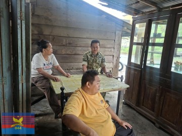 Babinsa Koramil 406-02/Rawas Ilir Jalin Komsos Bersama Warga, Ajak Masyarakat Jaga Keamanan dan Ketertiban Desa
